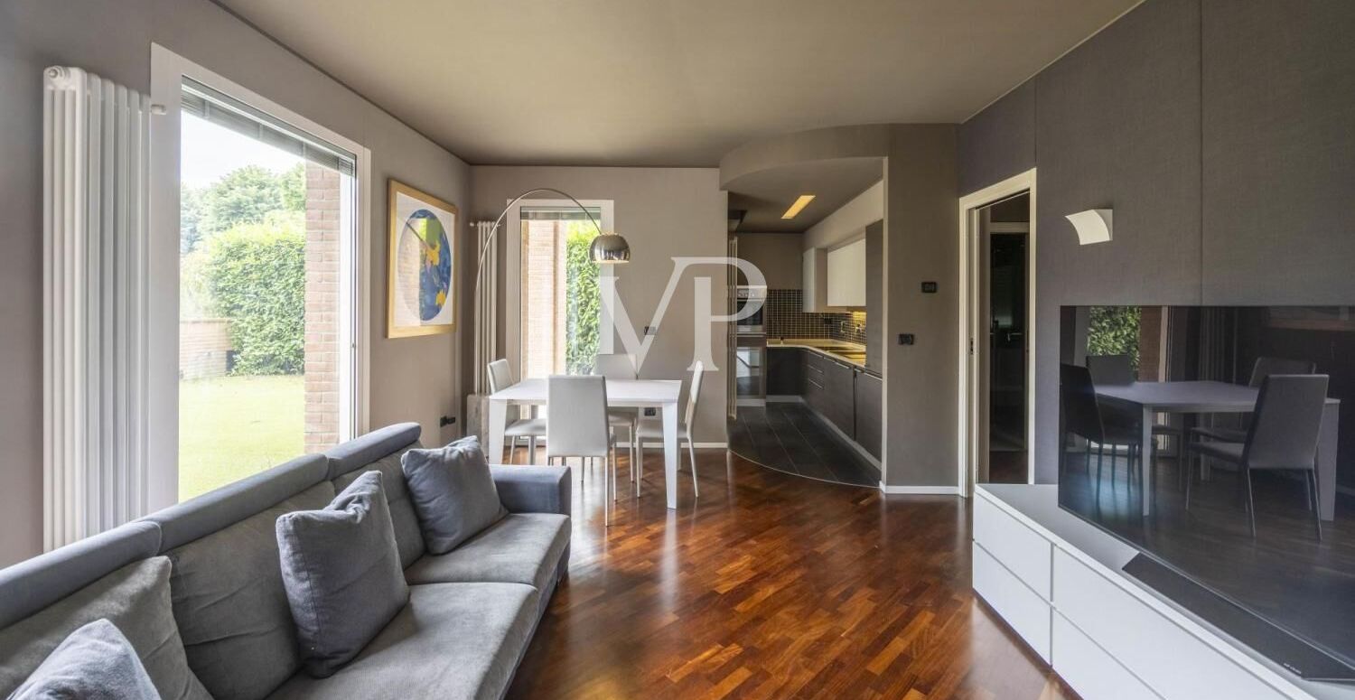 Renovierte Wohnung mit Terrassen und privatem Garten