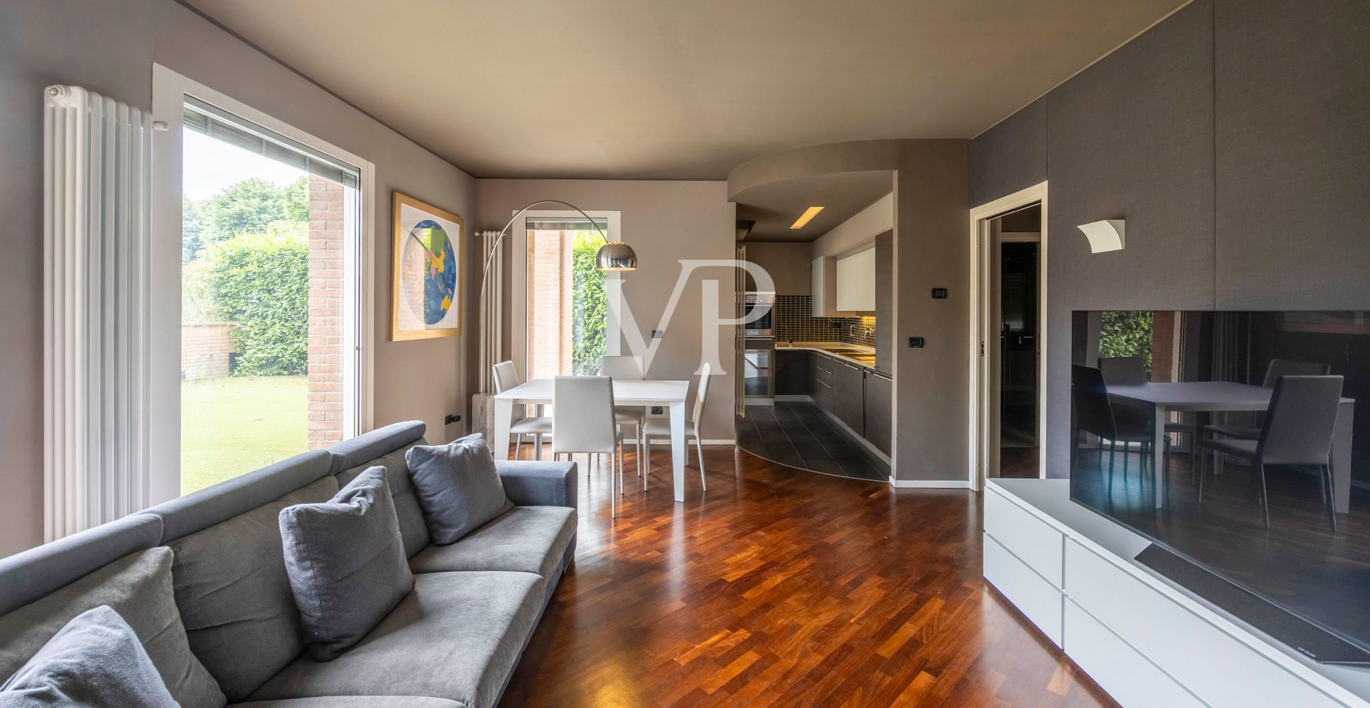 Renovierte Wohnung mit Terrassen und privatem Garten