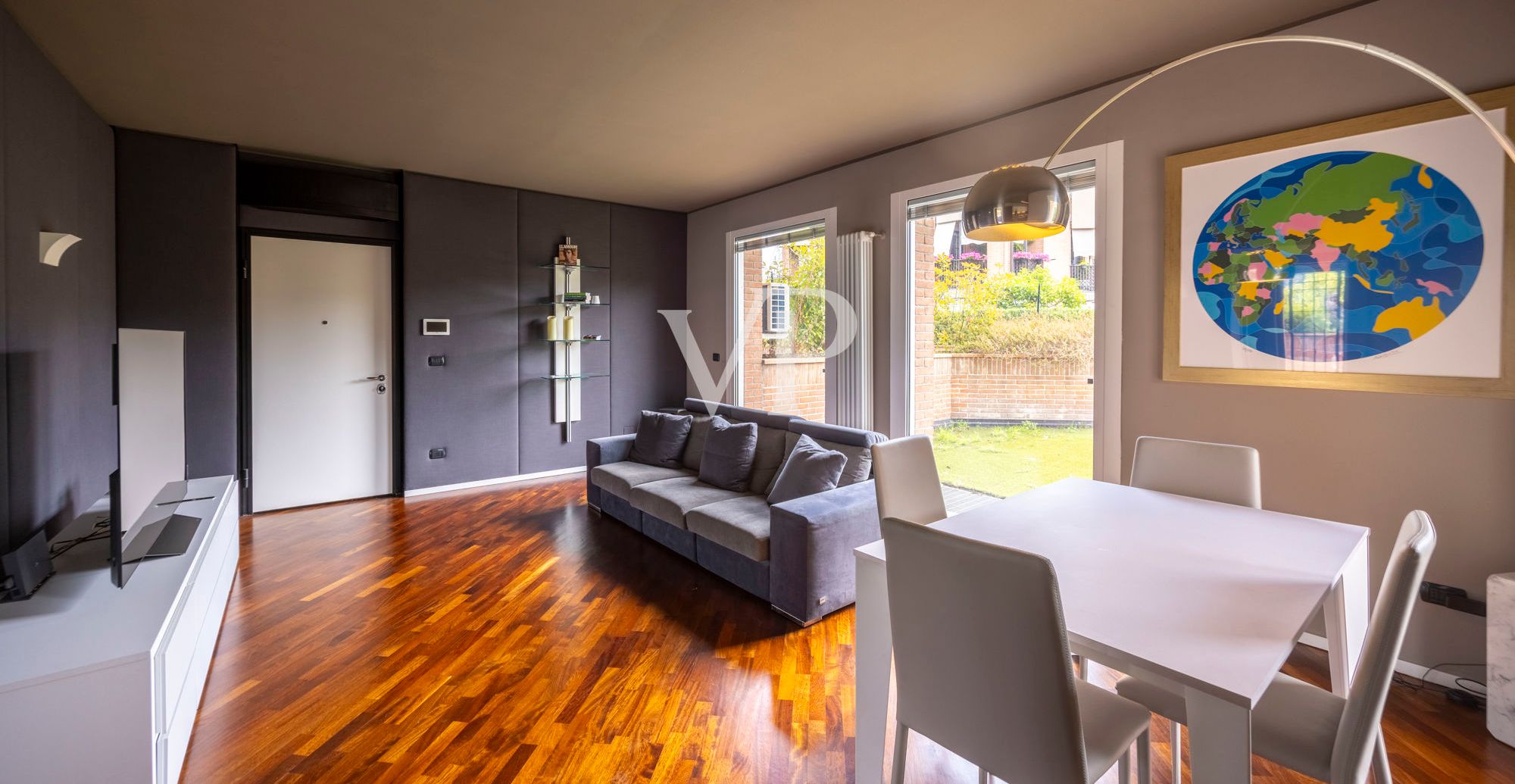 Renovierte Wohnung mit Terrassen und privatem Garten