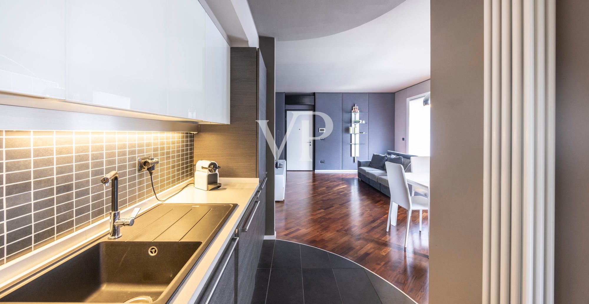 Renovierte Wohnung mit Terrassen und privatem Garten