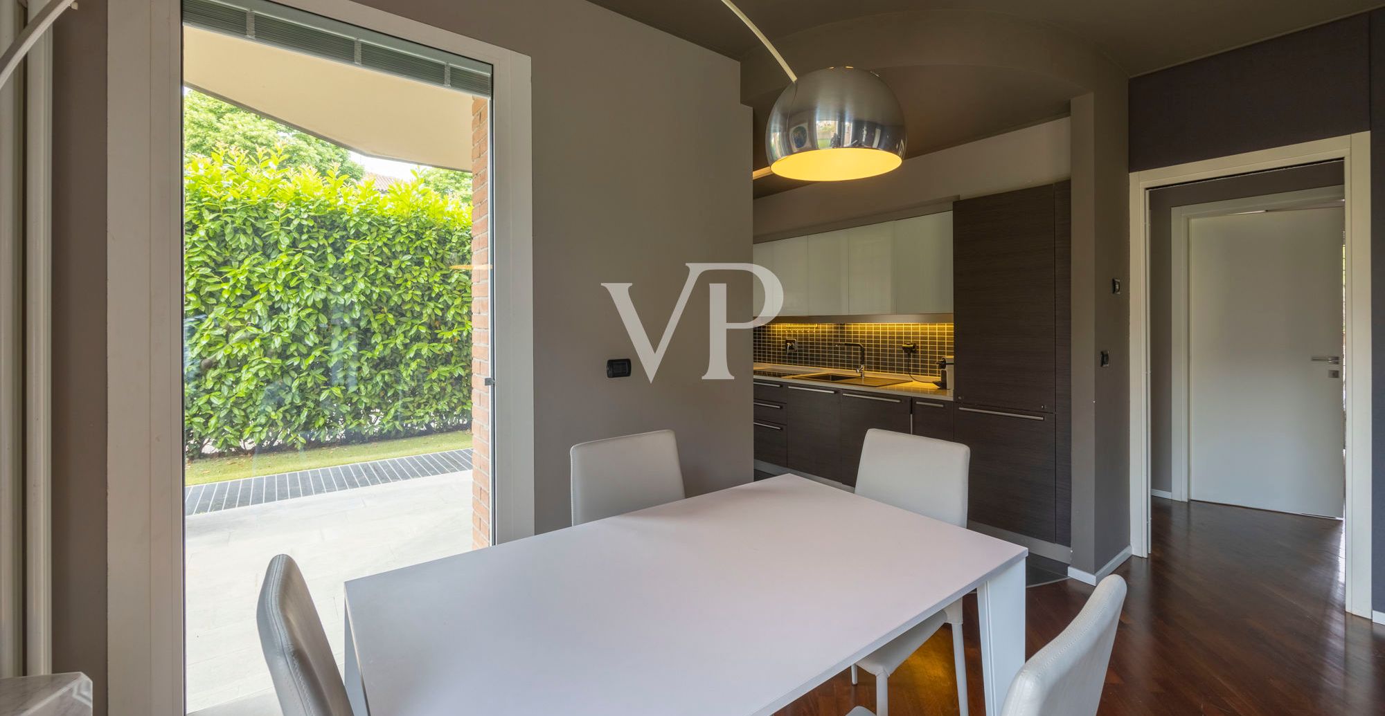 Renovierte Wohnung mit Terrassen und privatem Garten