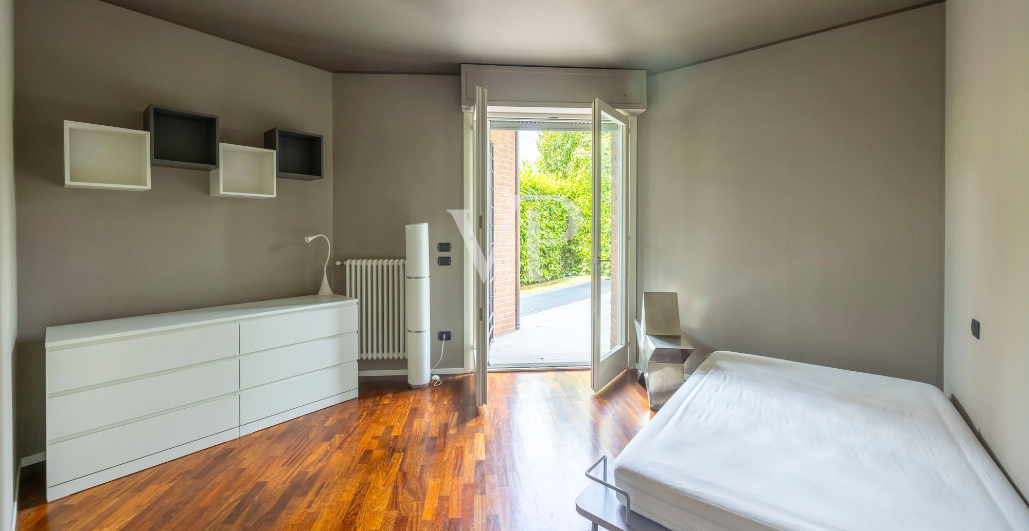 Renovierte Wohnung mit Terrassen und privatem Garten