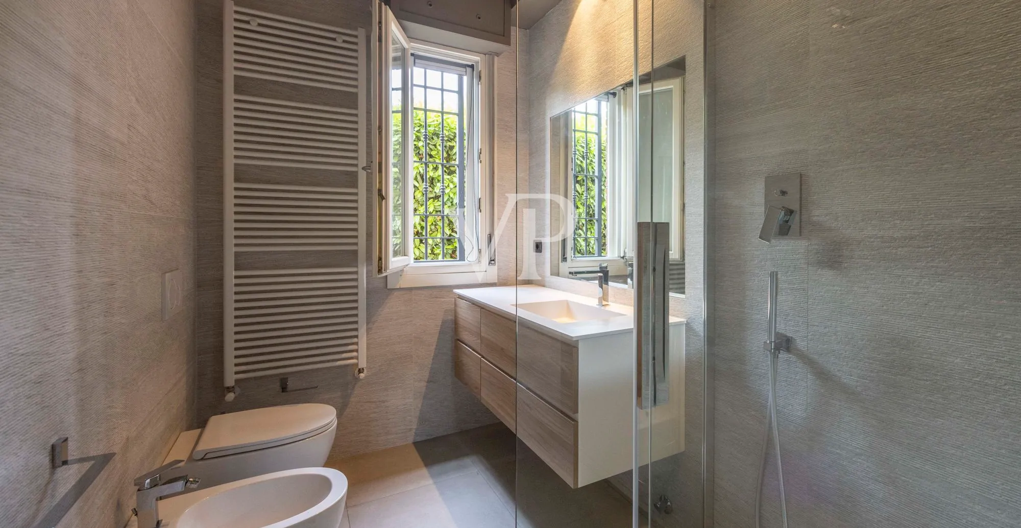 Piso reformado con terrazas y jardín privado