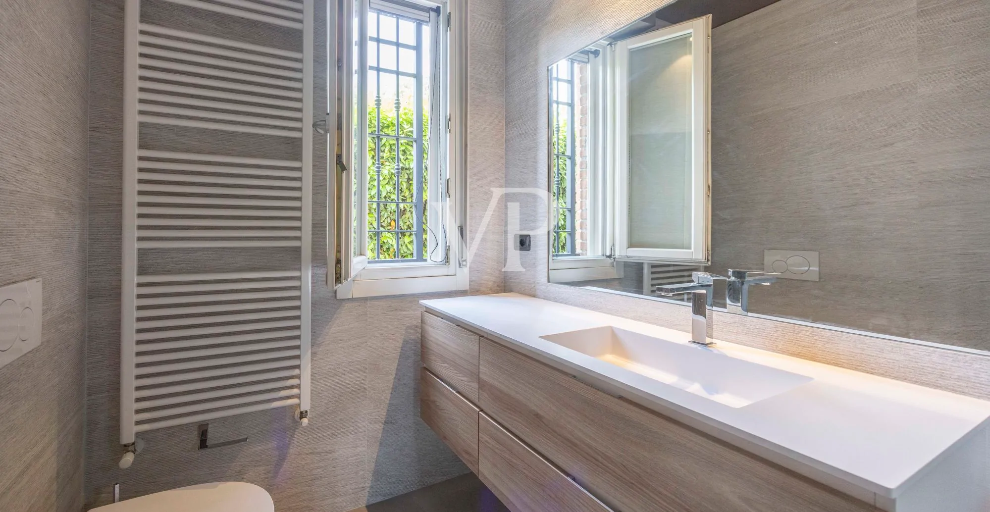 Piso reformado con terrazas y jardín privado