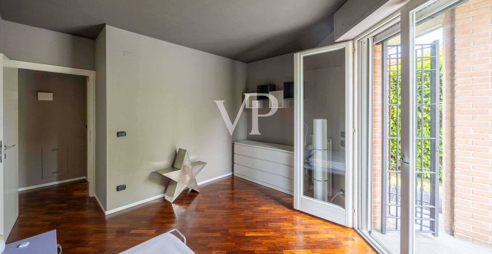 Renovierte Wohnung mit Terrassen und privatem Garten