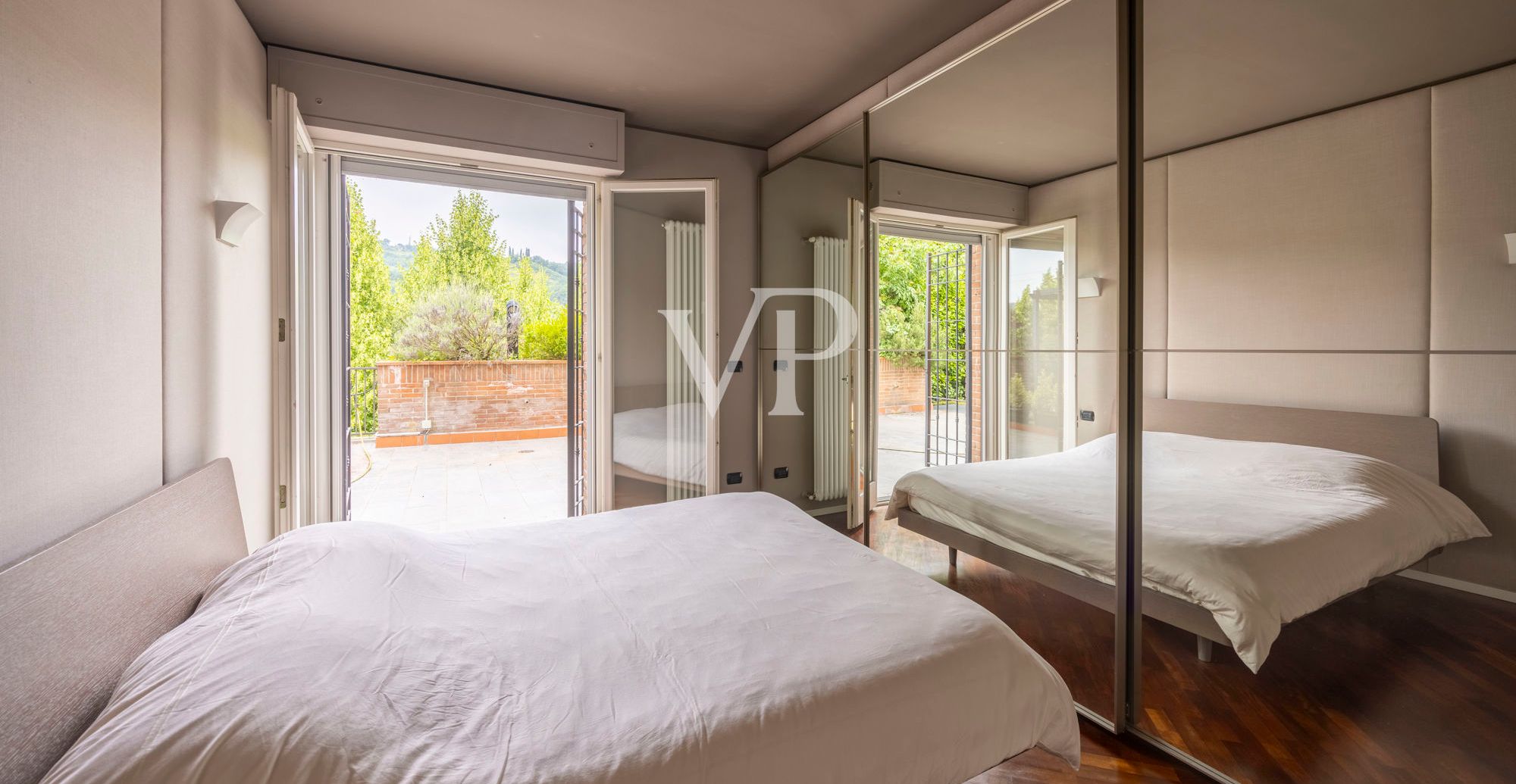 Renovierte Wohnung mit Terrassen und privatem Garten