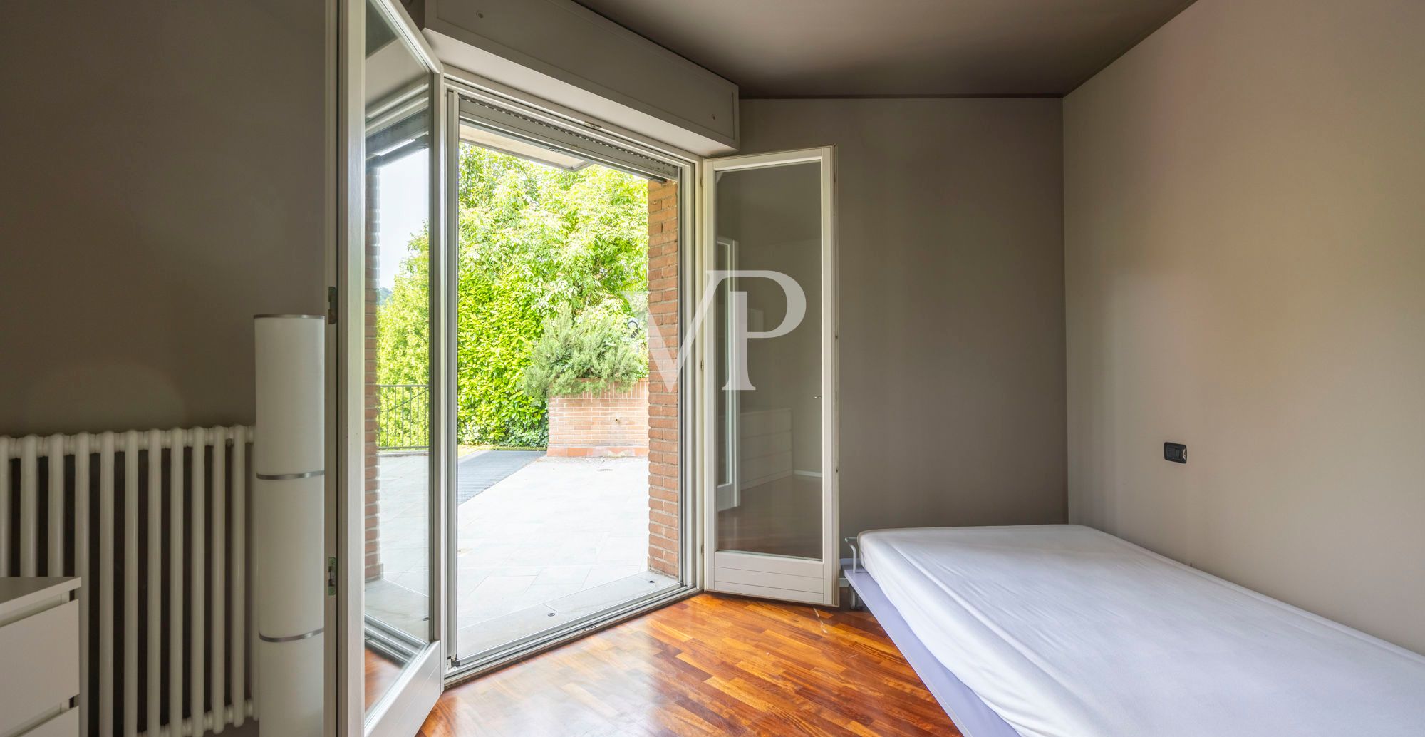 Renovierte Wohnung mit Terrassen und privatem Garten