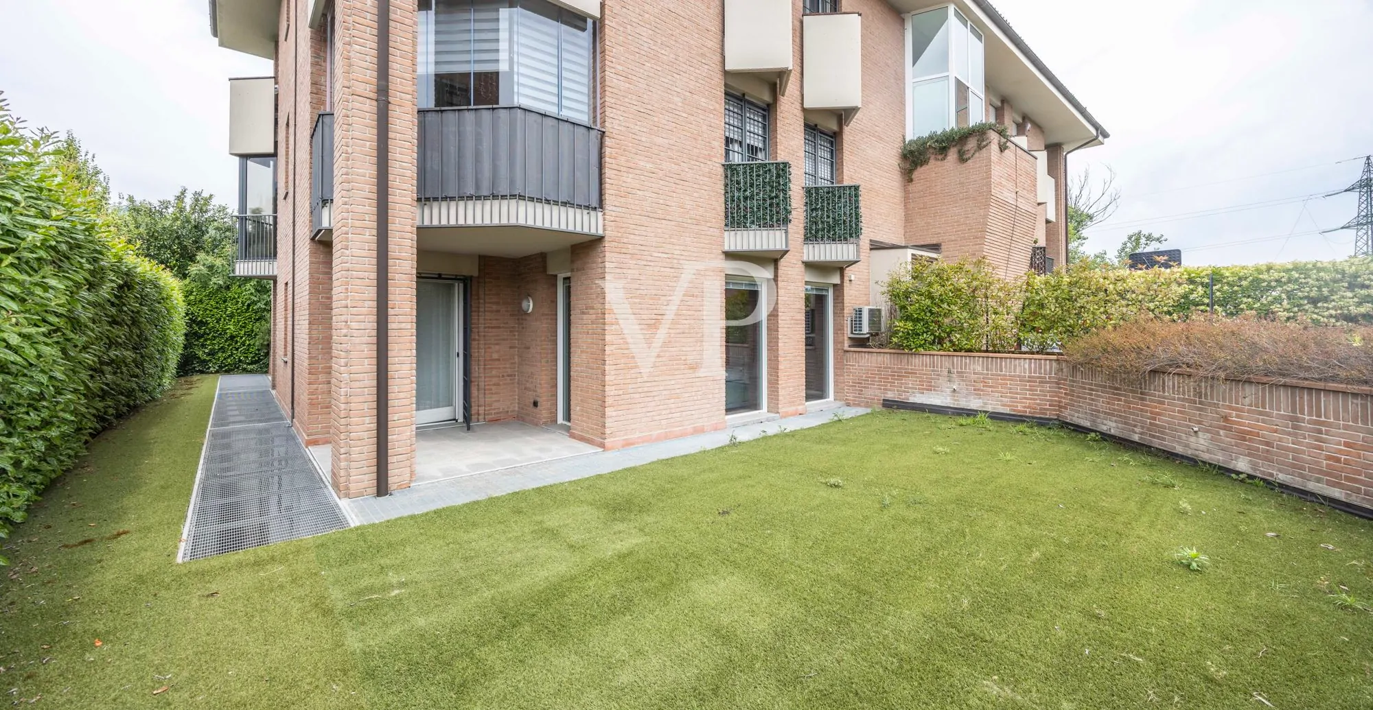 Piso reformado con terrazas y jardín privado