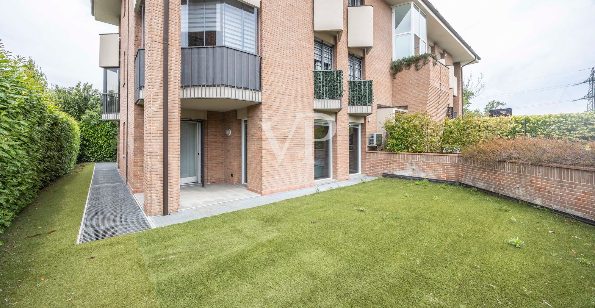 Renovierte Wohnung mit Terrassen und privatem Garten