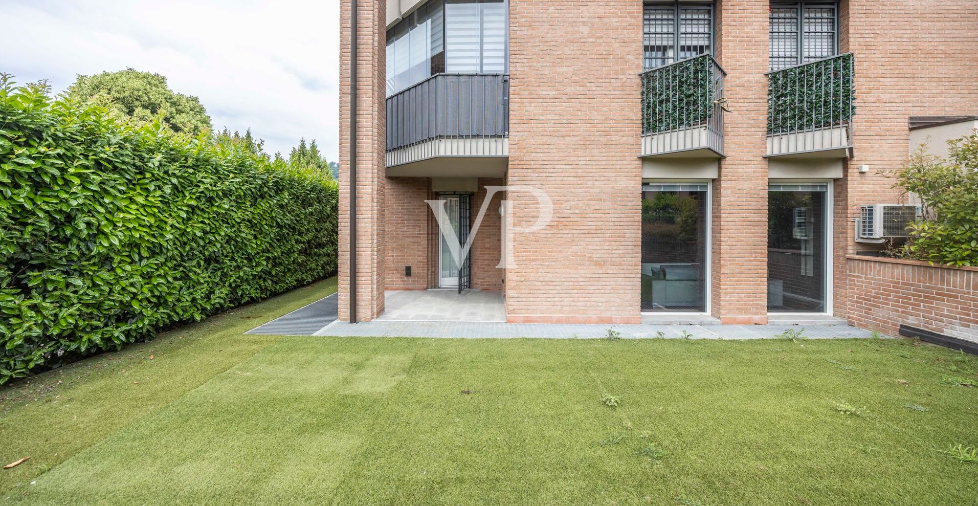 Renovierte Wohnung mit Terrassen und privatem Garten