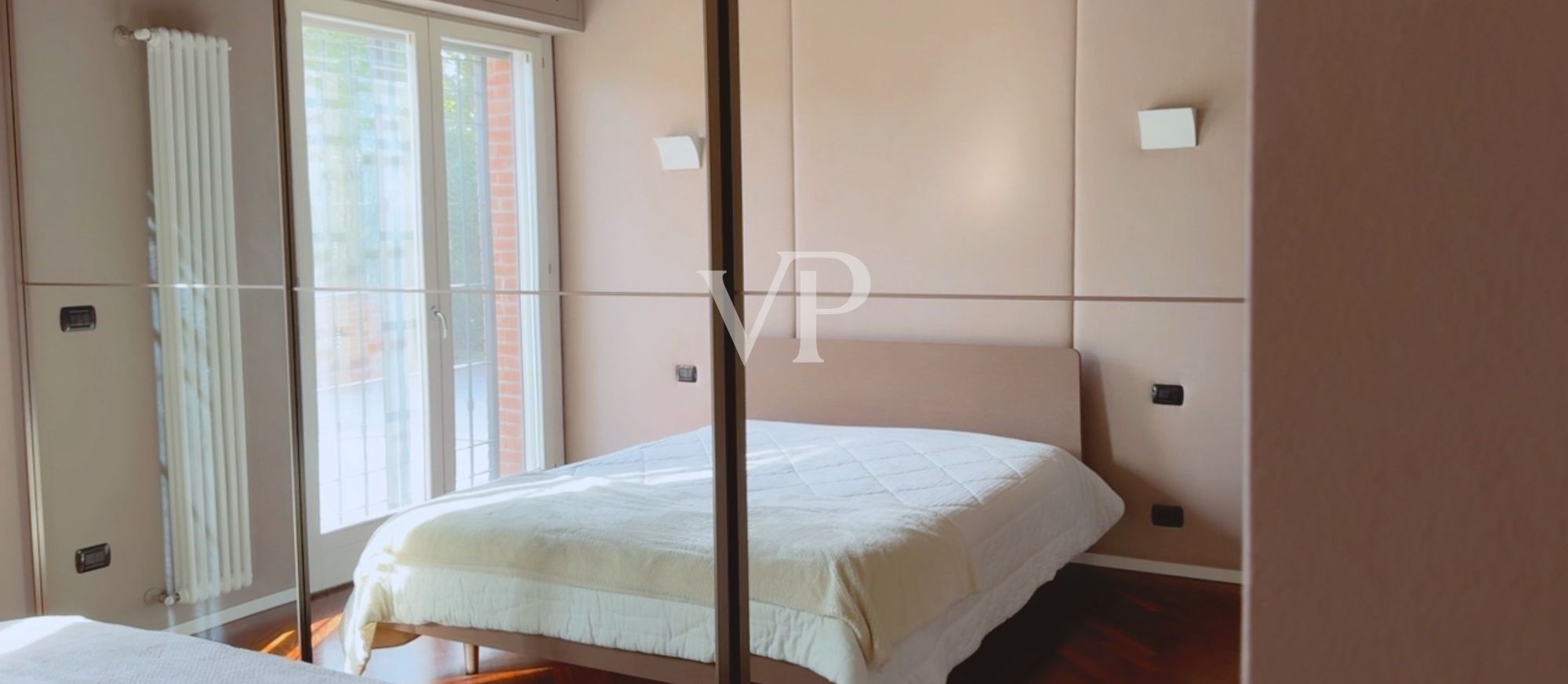 Renovierte Wohnung mit Terrassen und privatem Garten