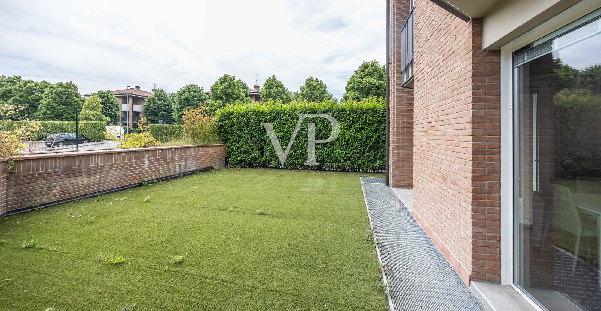 Renovierte Wohnung mit Terrassen und privatem Garten