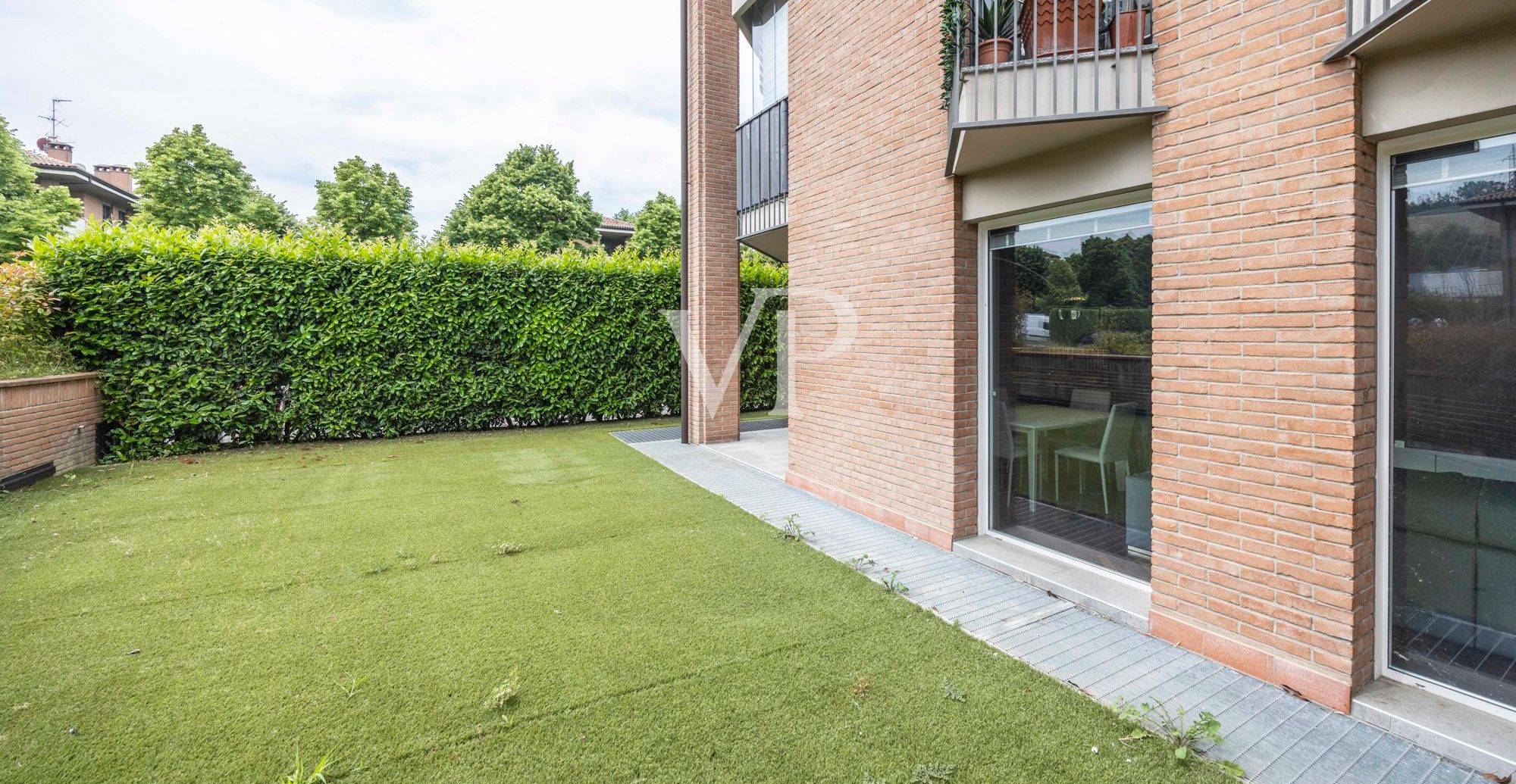 Renovierte Wohnung mit Terrassen und privatem Garten