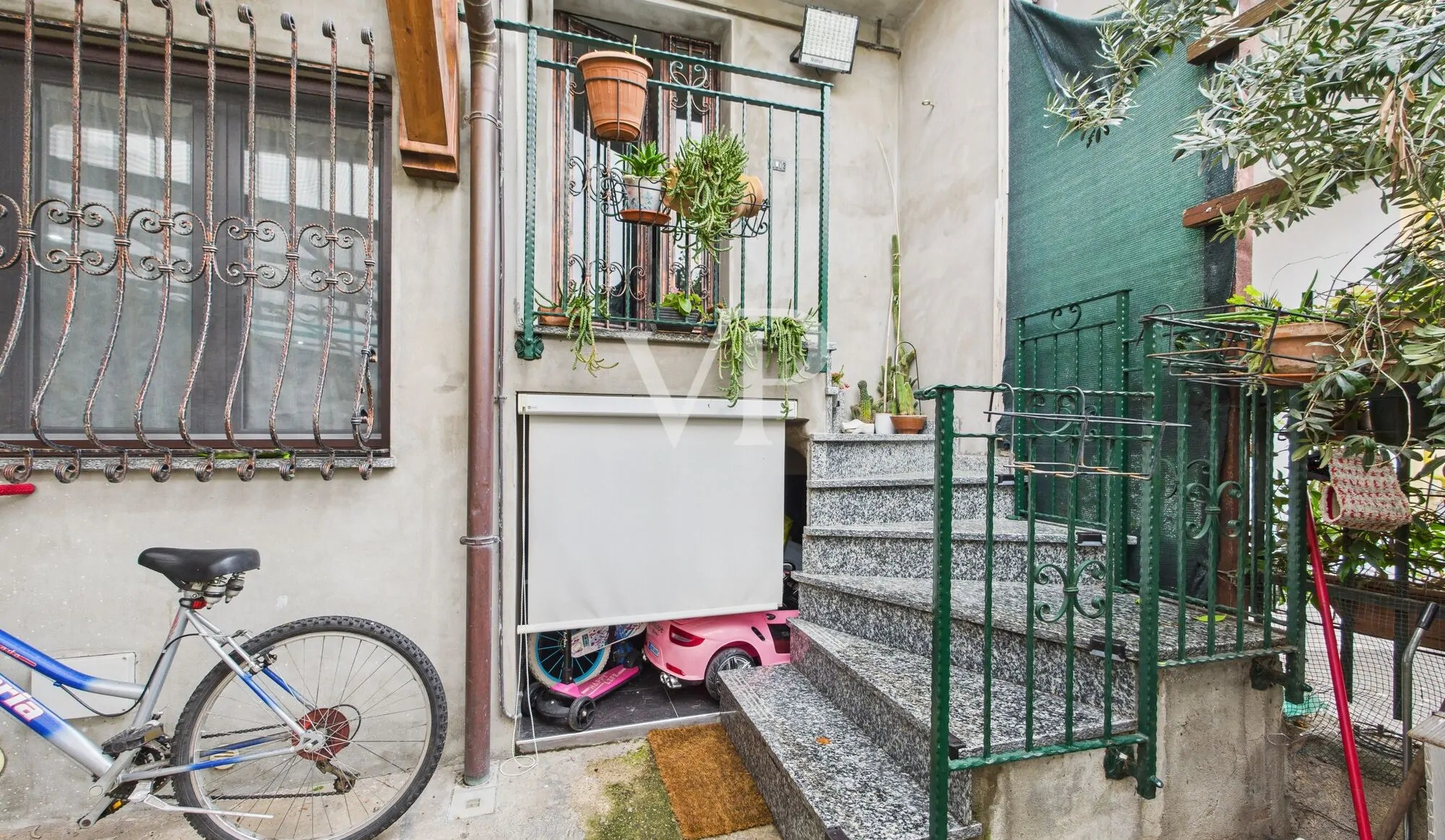scala da interno cortile che e porta a vano scale