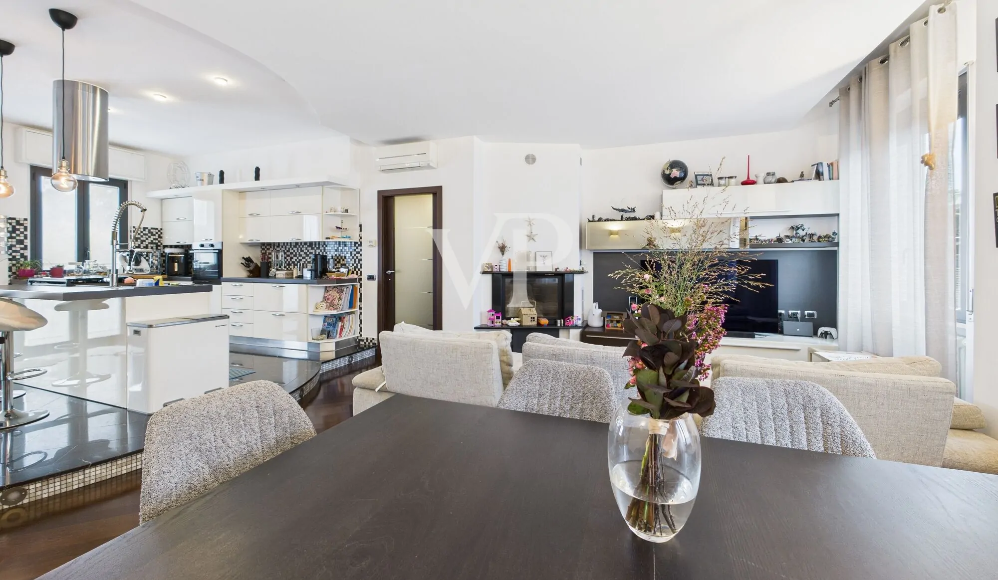 vista da sala da pranzo su living