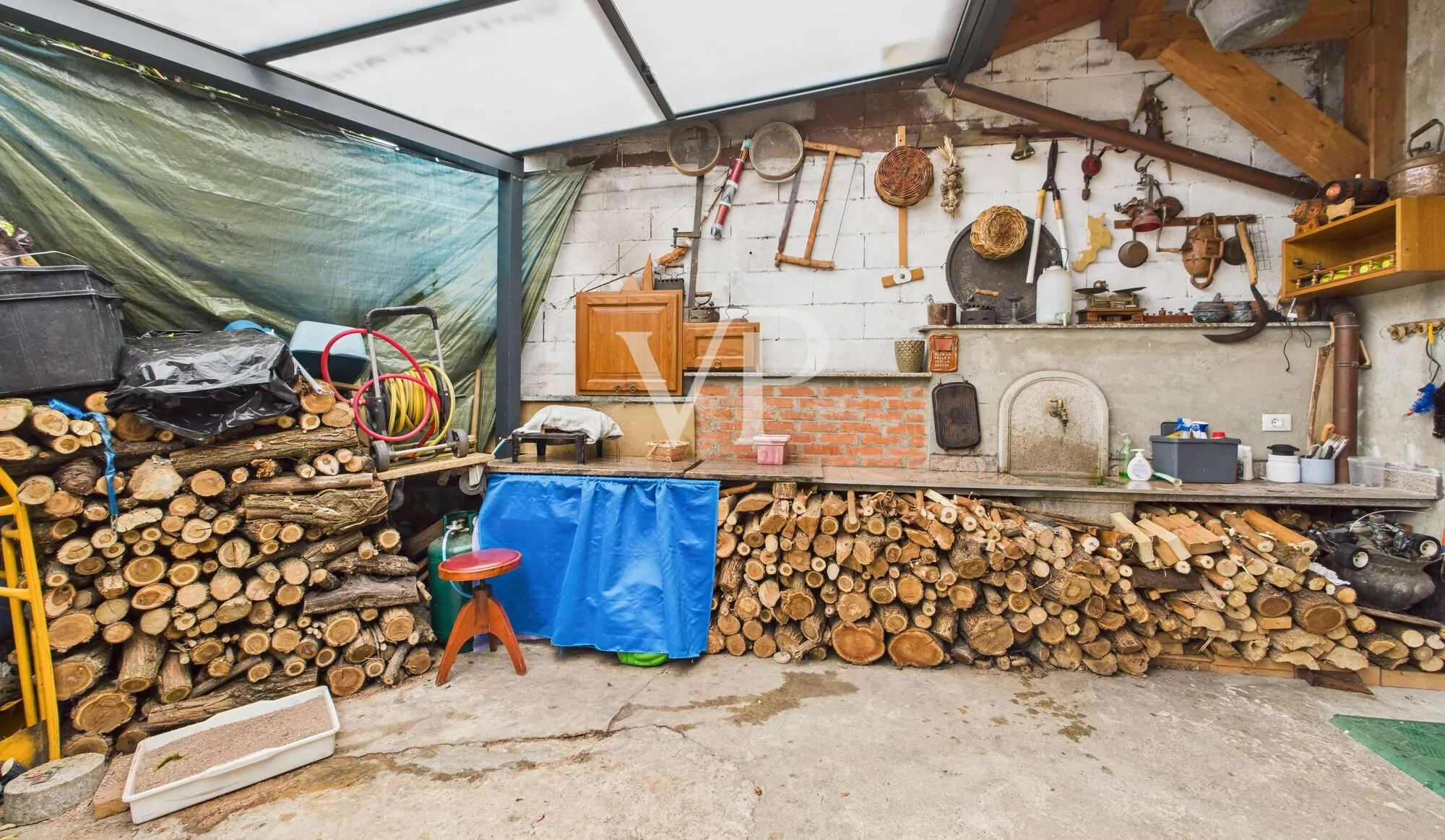 vista parete attrezzata cortile