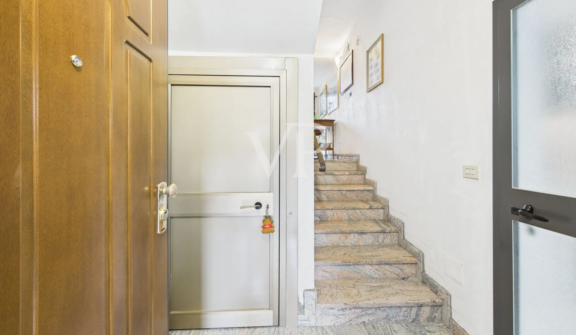 entrata con porta cantina e porta ingresso abitazione piano terreno