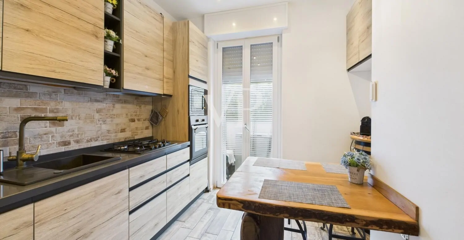 Finamente renovado apartamento de cuatro habitaciones en la zona de Uruguay con excelentes ingresos