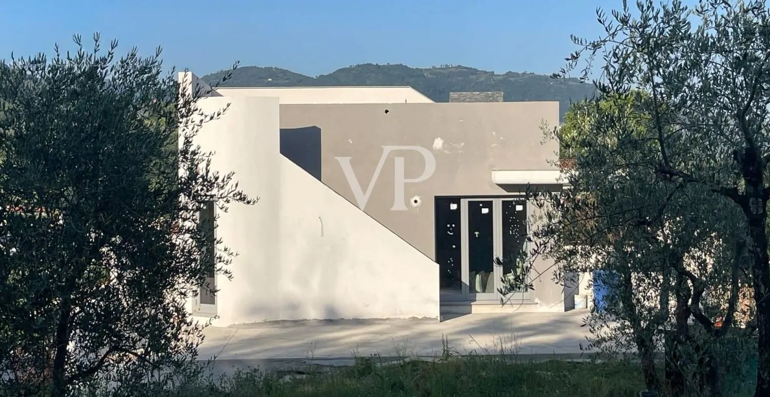 Maravillosa villa en construcción con piscina infinita, terraza, solarium y jardín