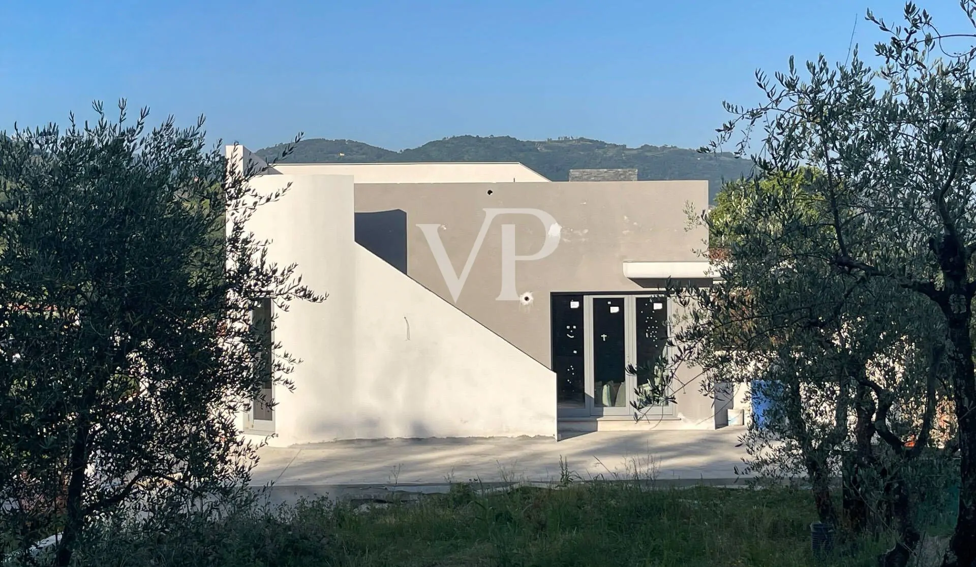 Maravillosa villa en construcción con piscina infinita, terraza, solarium y jardín