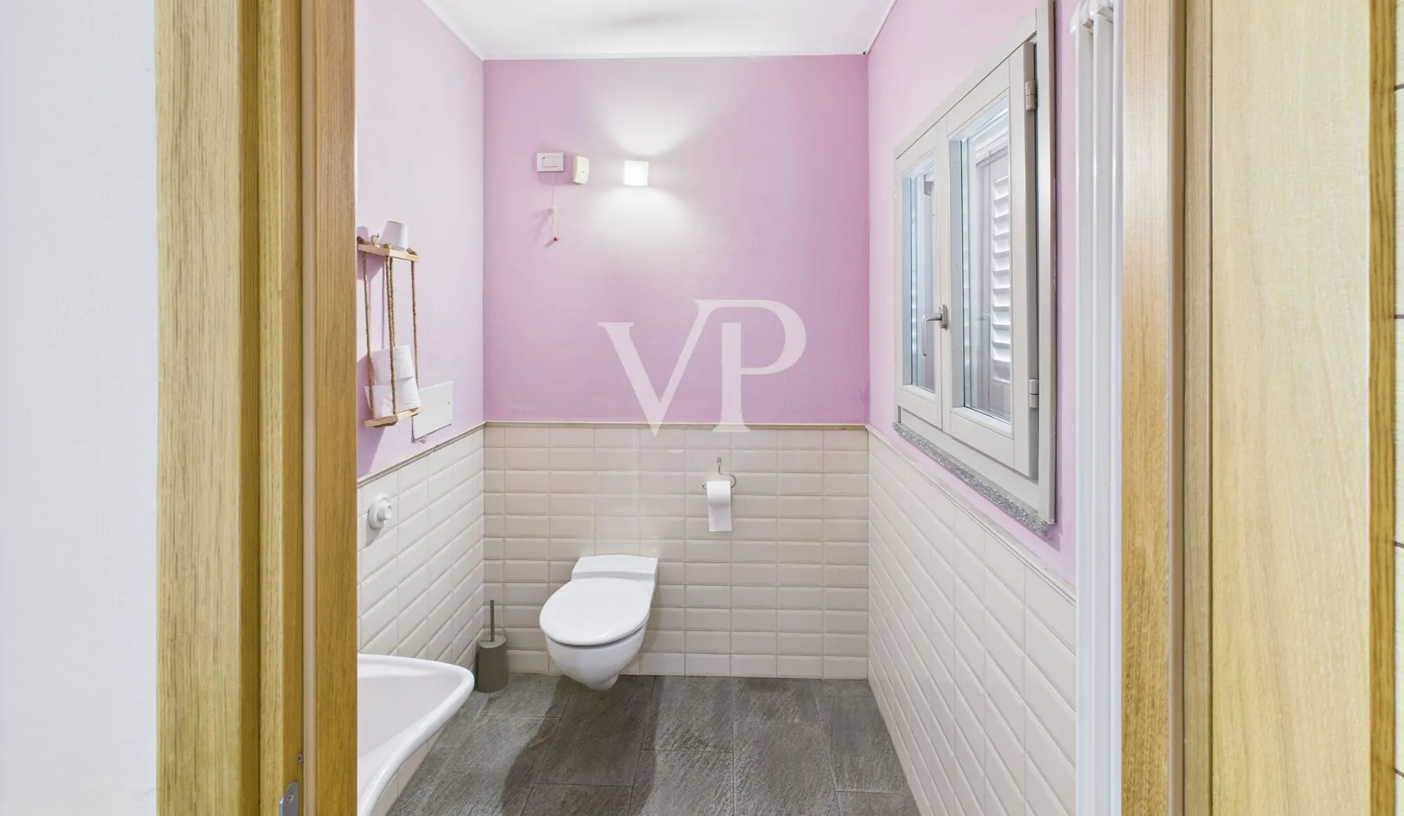 Commercial premises on two levels with garden and parking space