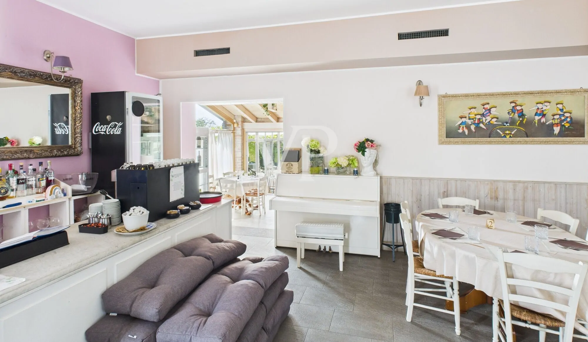 Commercial premises on two levels with garden and parking space