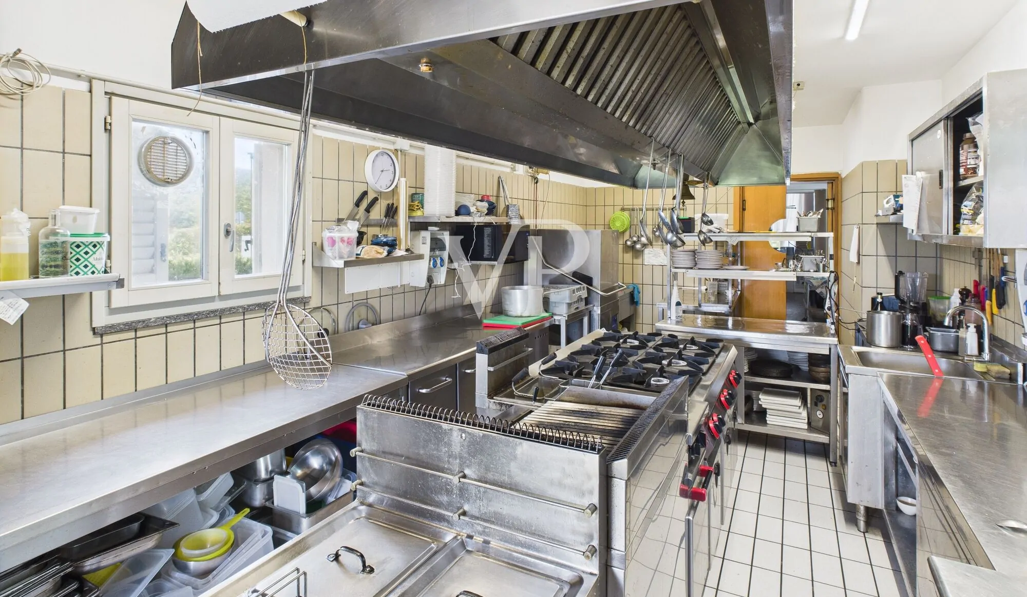 Commercial premises on two levels with garden and parking space