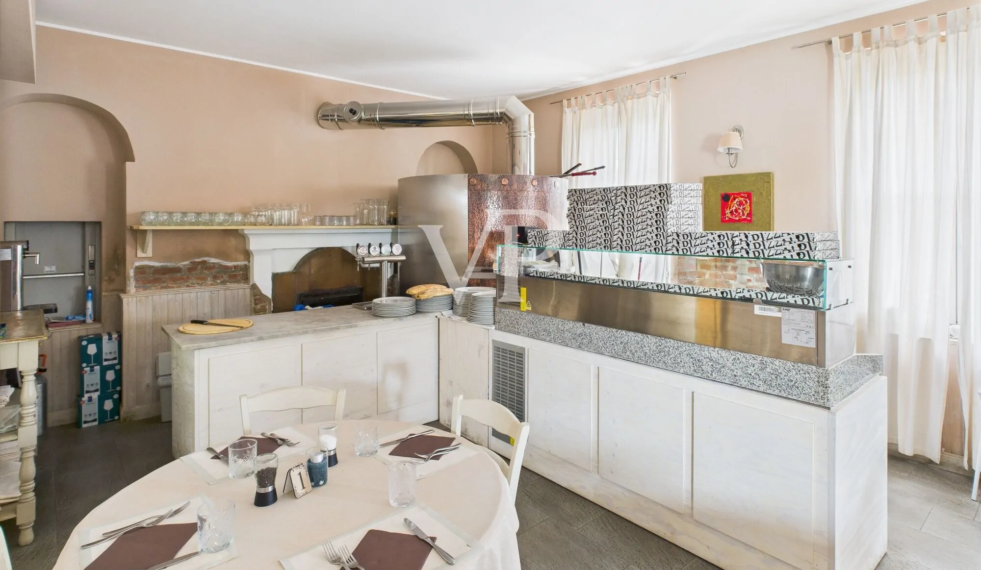 Commercial premises on two levels with garden and parking space