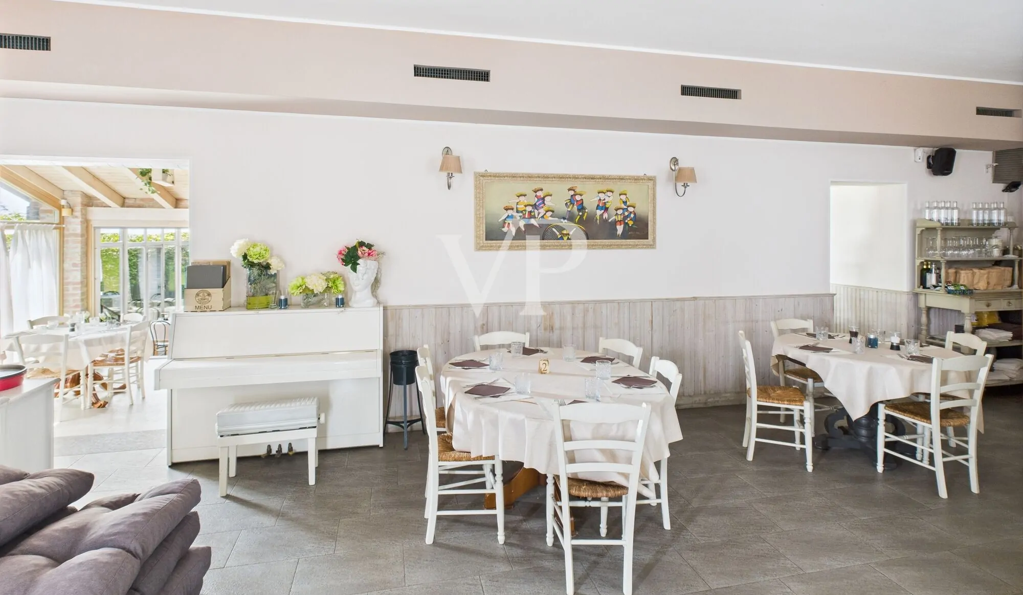 Commercial premises on two levels with garden and parking space