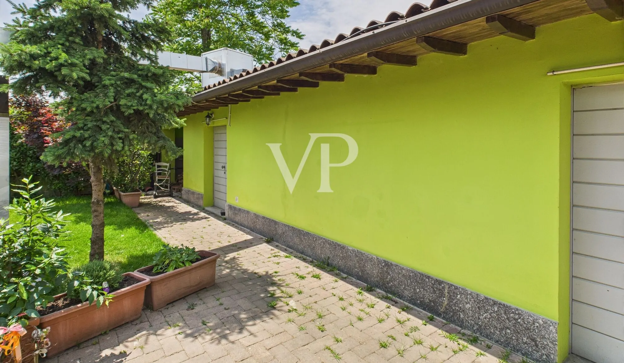 Commercial premises on two levels with garden and parking space