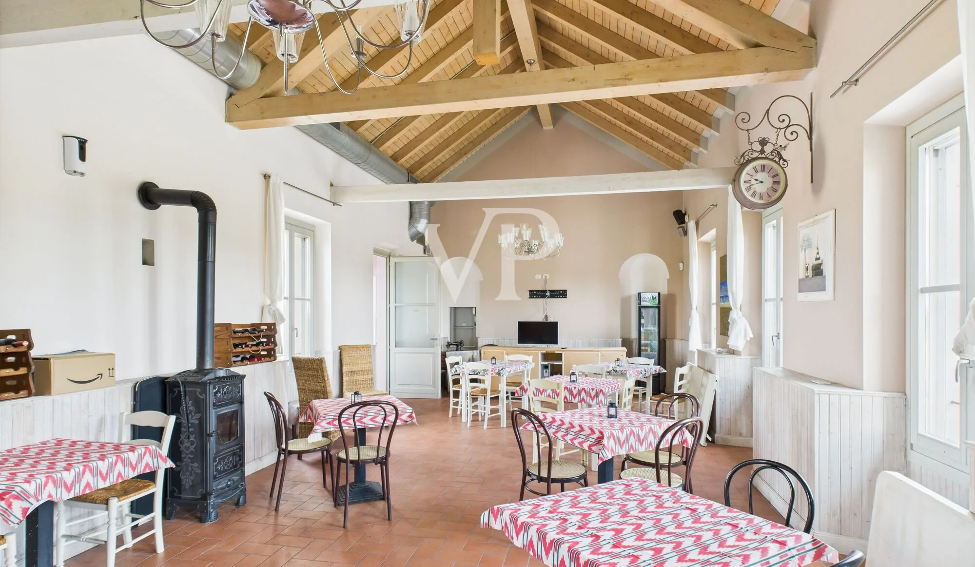 Commercial premises on two levels with garden and parking space