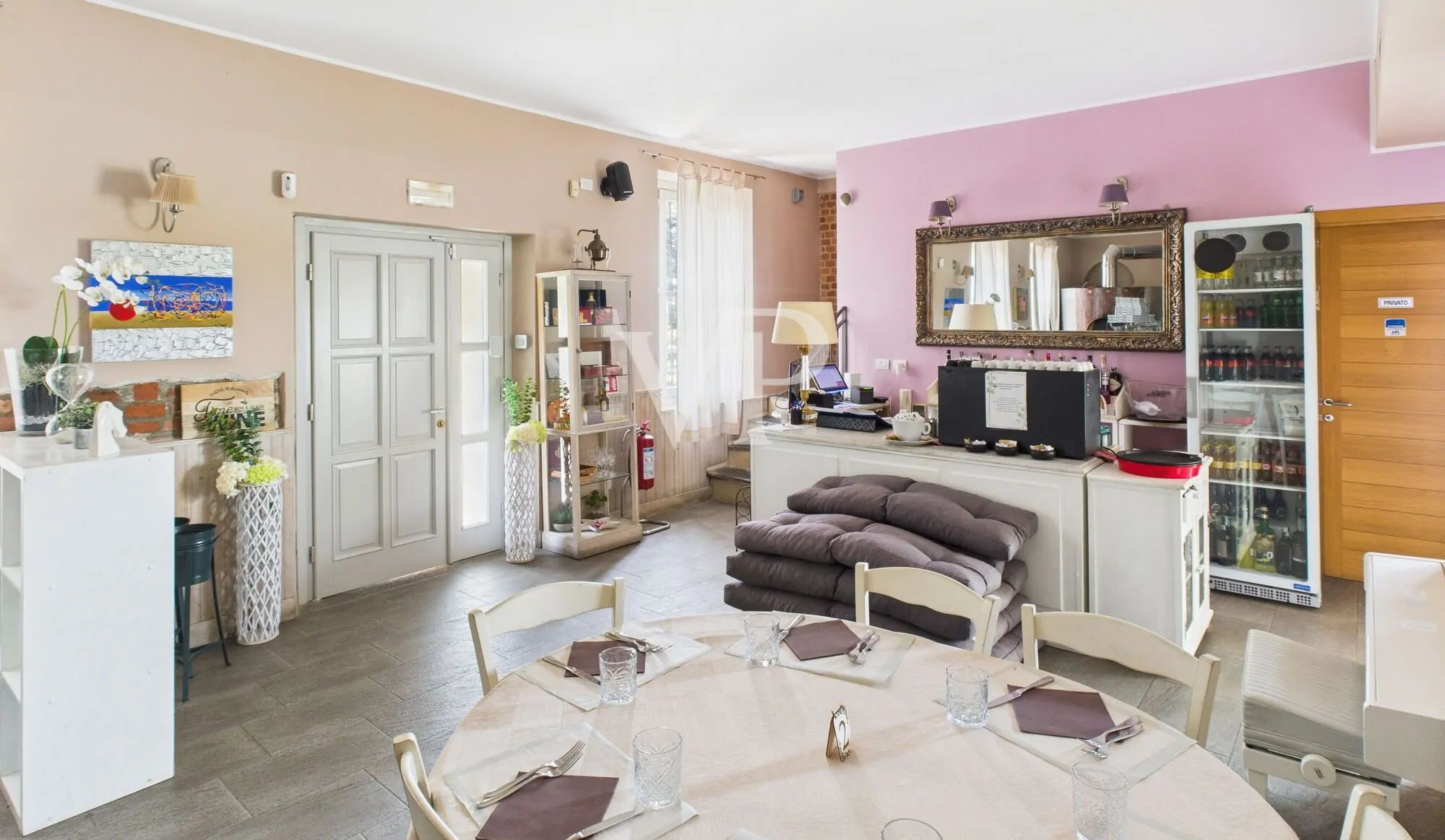 Commercial premises on two levels with garden and parking space