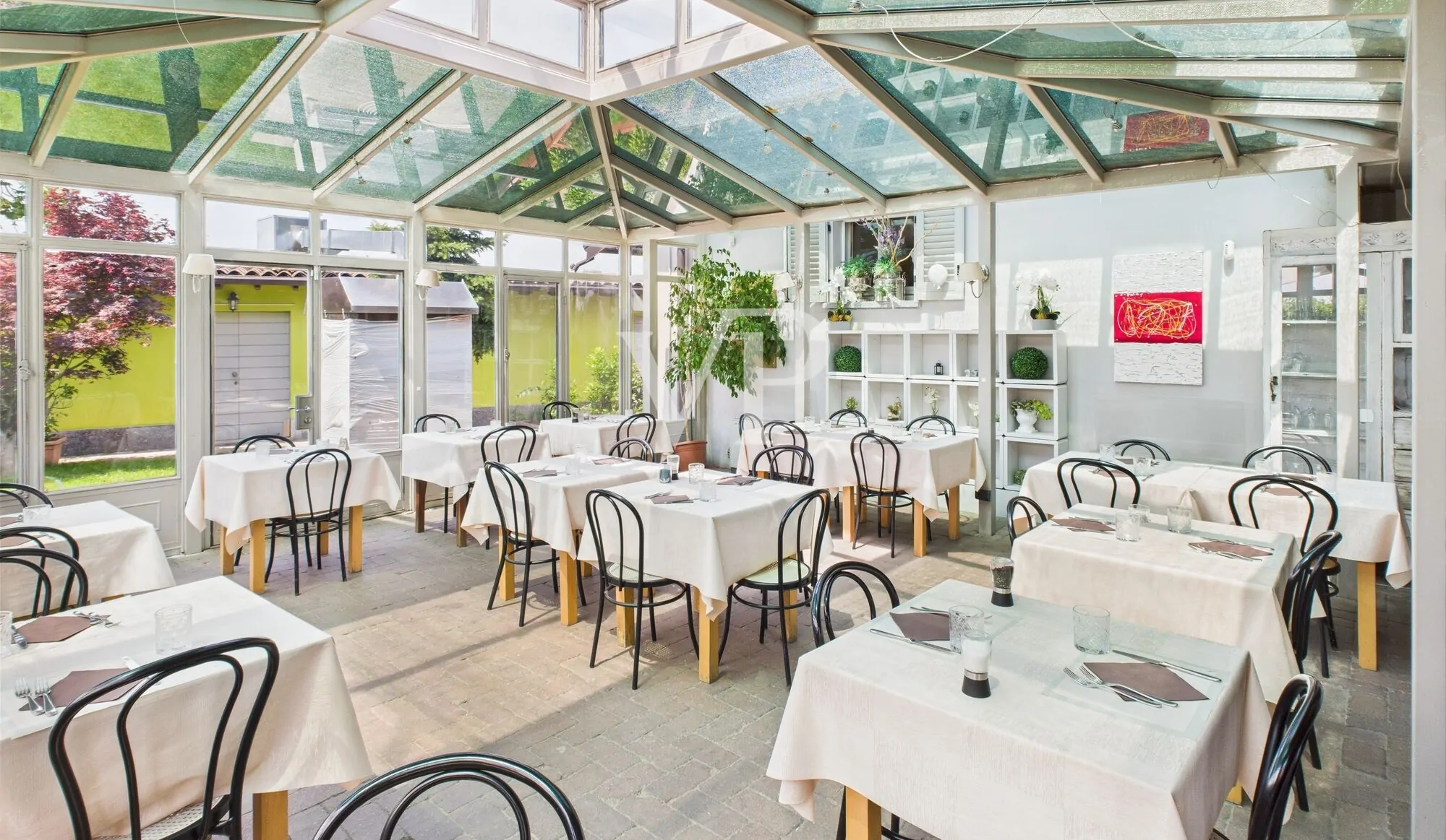 Commercial premises on two levels with garden and parking space