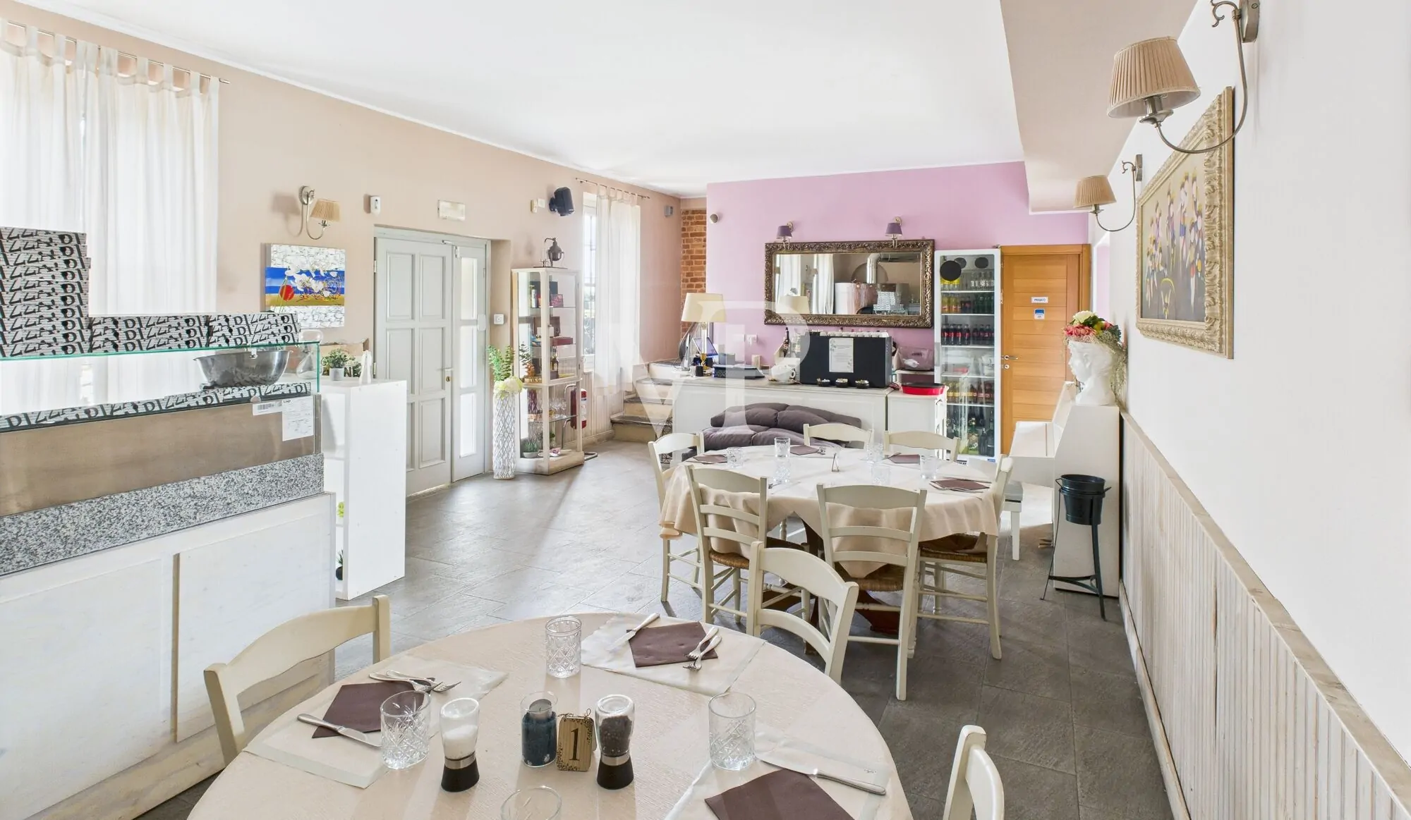 Commercial premises on two levels with garden and parking space