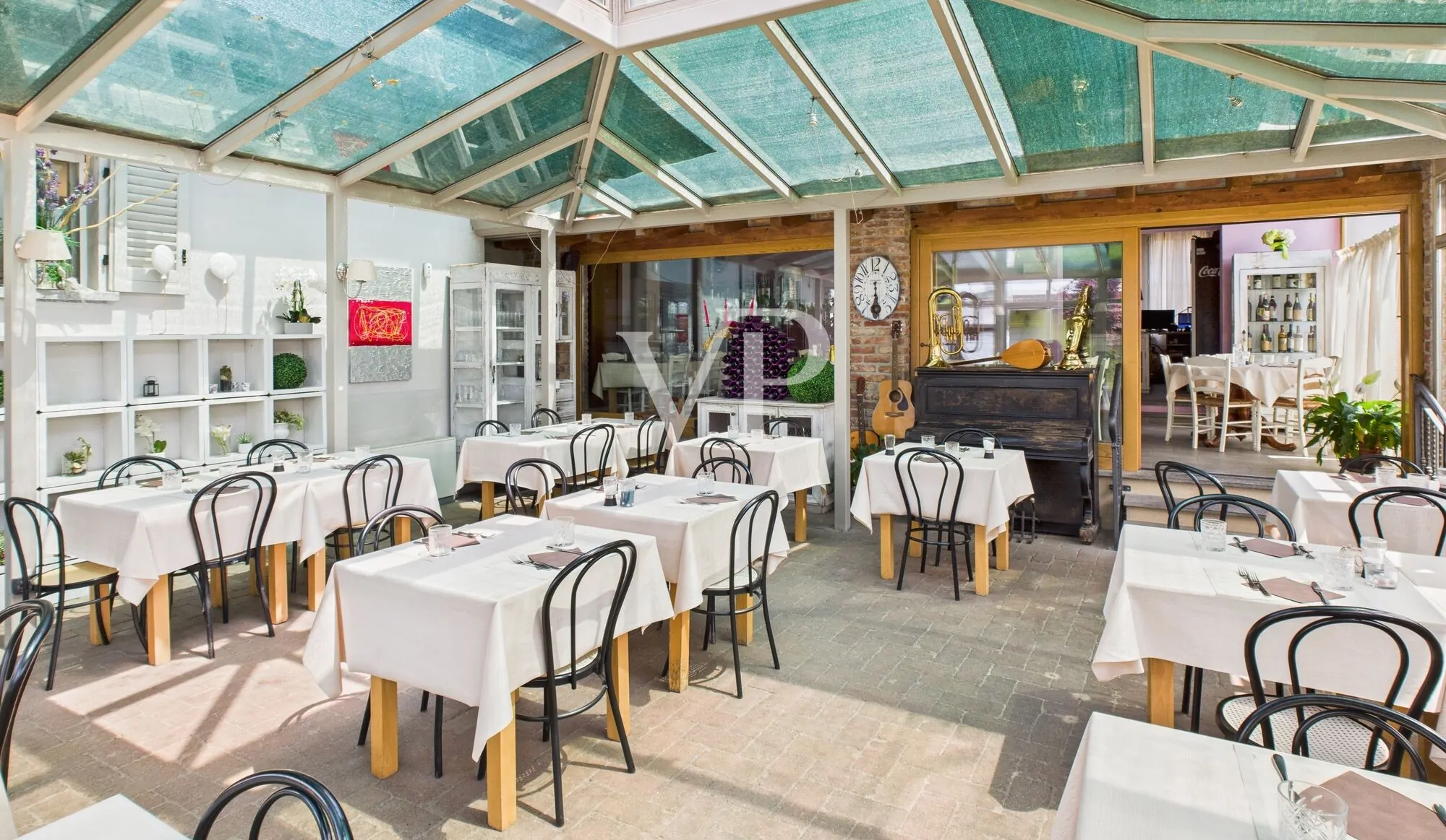 Commercial premises on two levels with garden and parking space