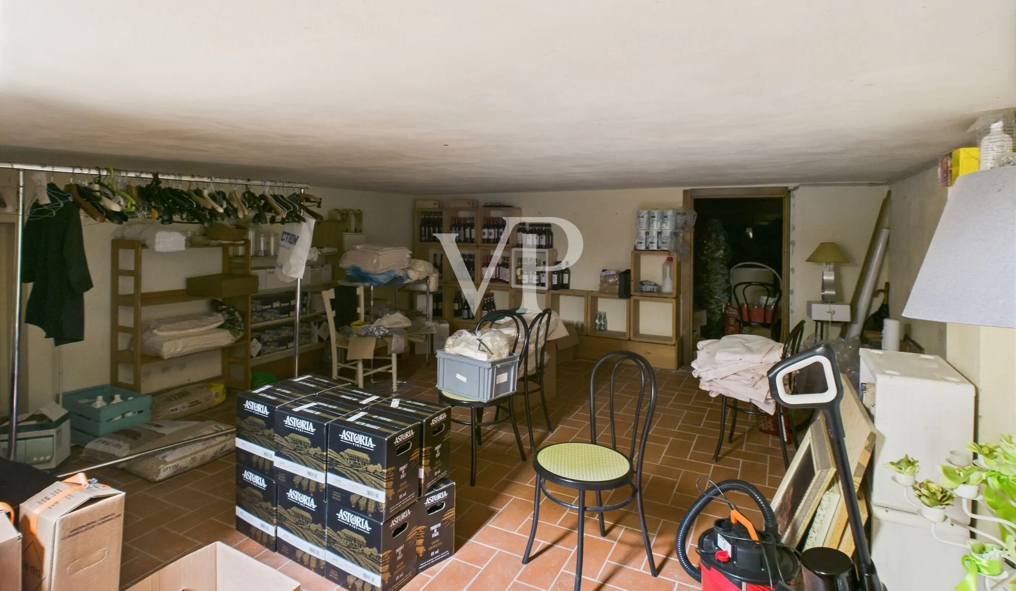 Commercial premises on two levels with garden and parking space