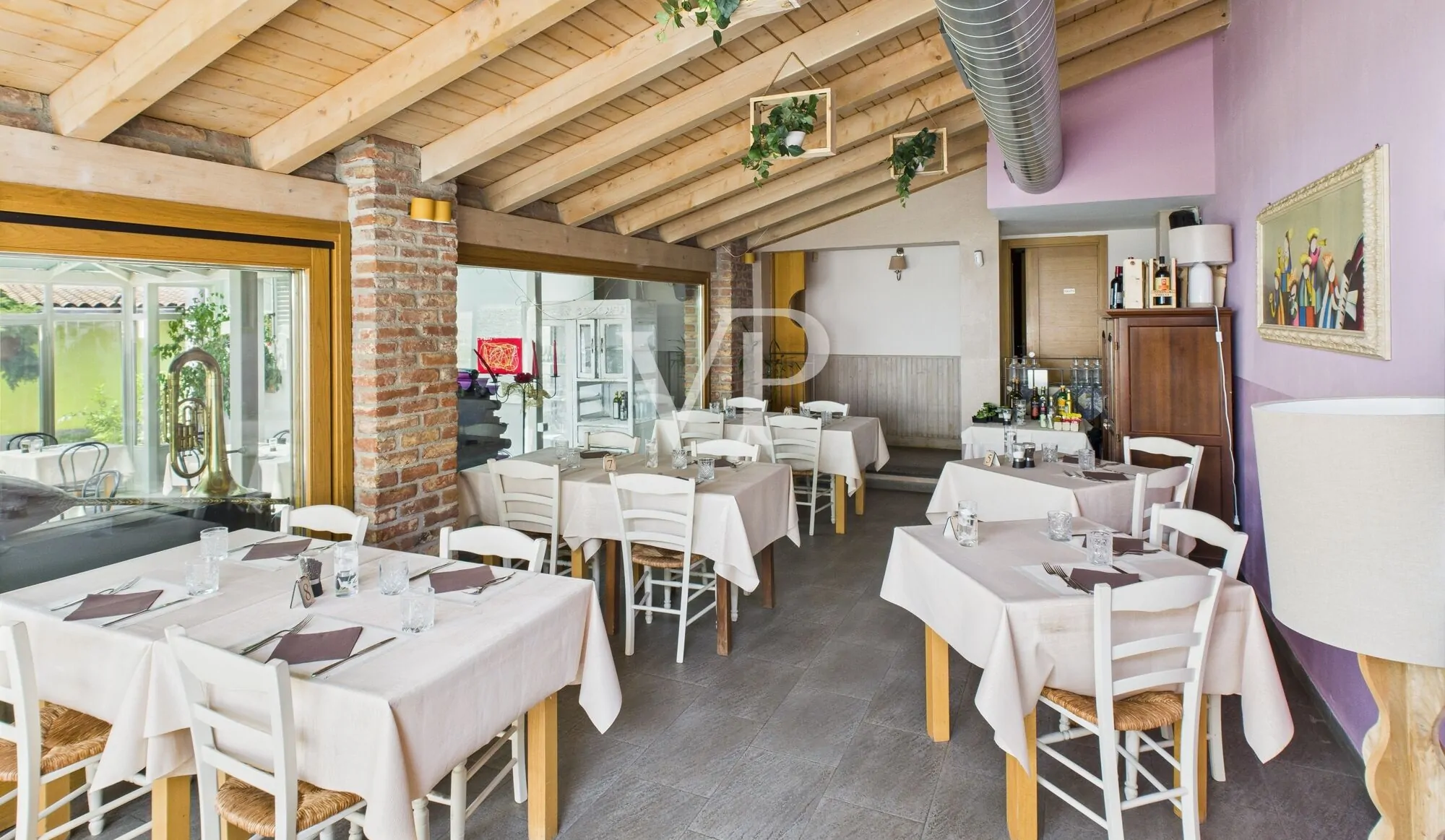 Commercial premises on two levels with garden and parking space