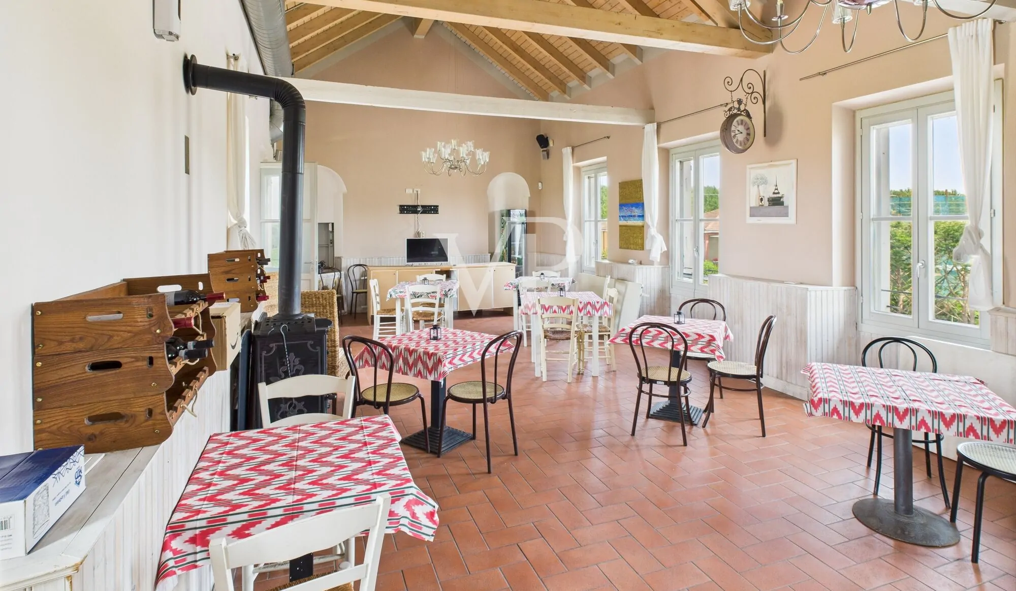 Commercial premises on two levels with garden and parking space