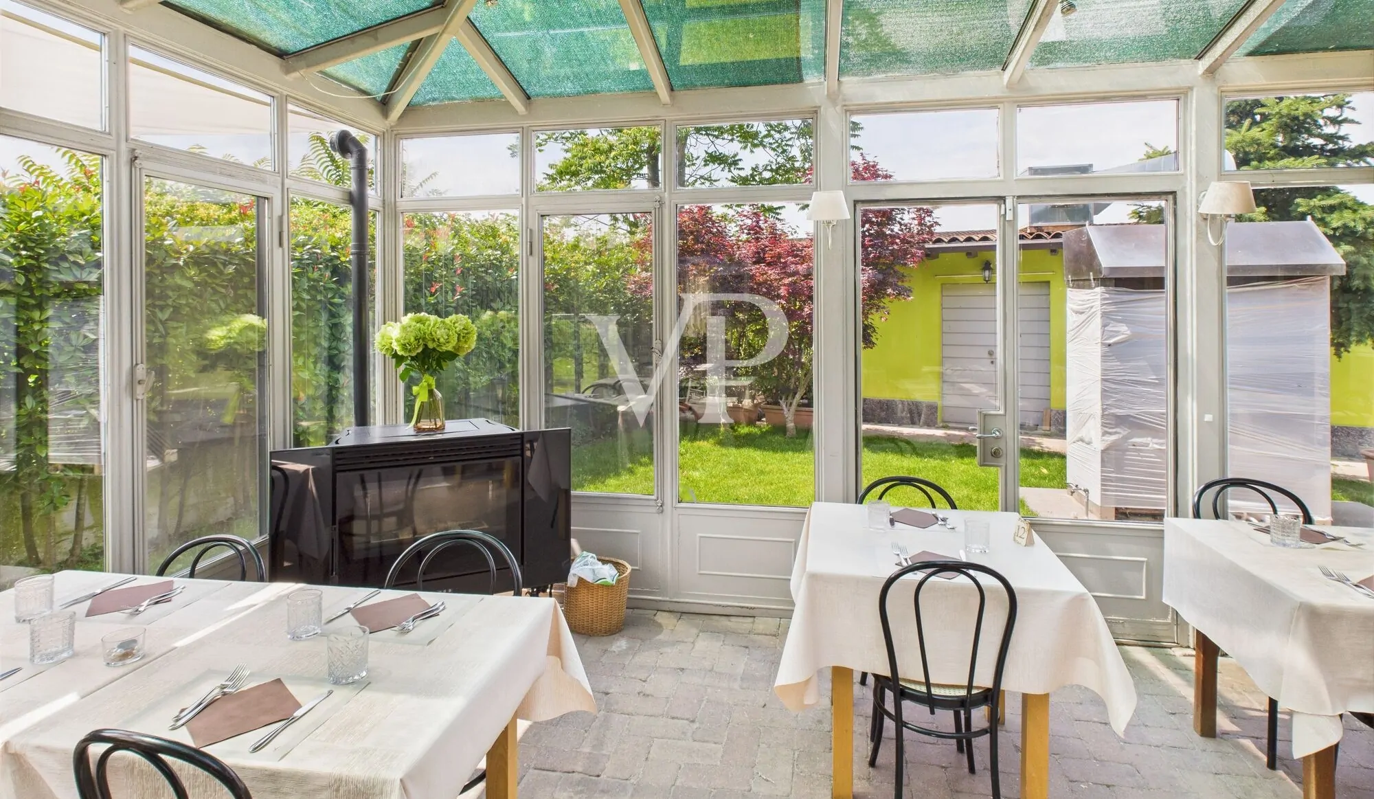 Commercial premises on two levels with garden and parking space