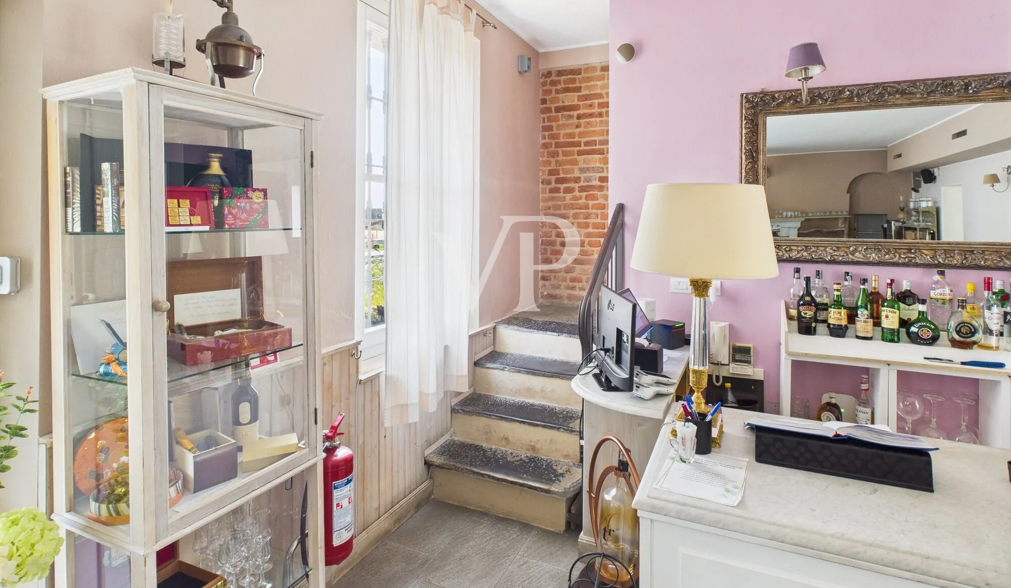 Commercial premises on two levels with garden and parking space