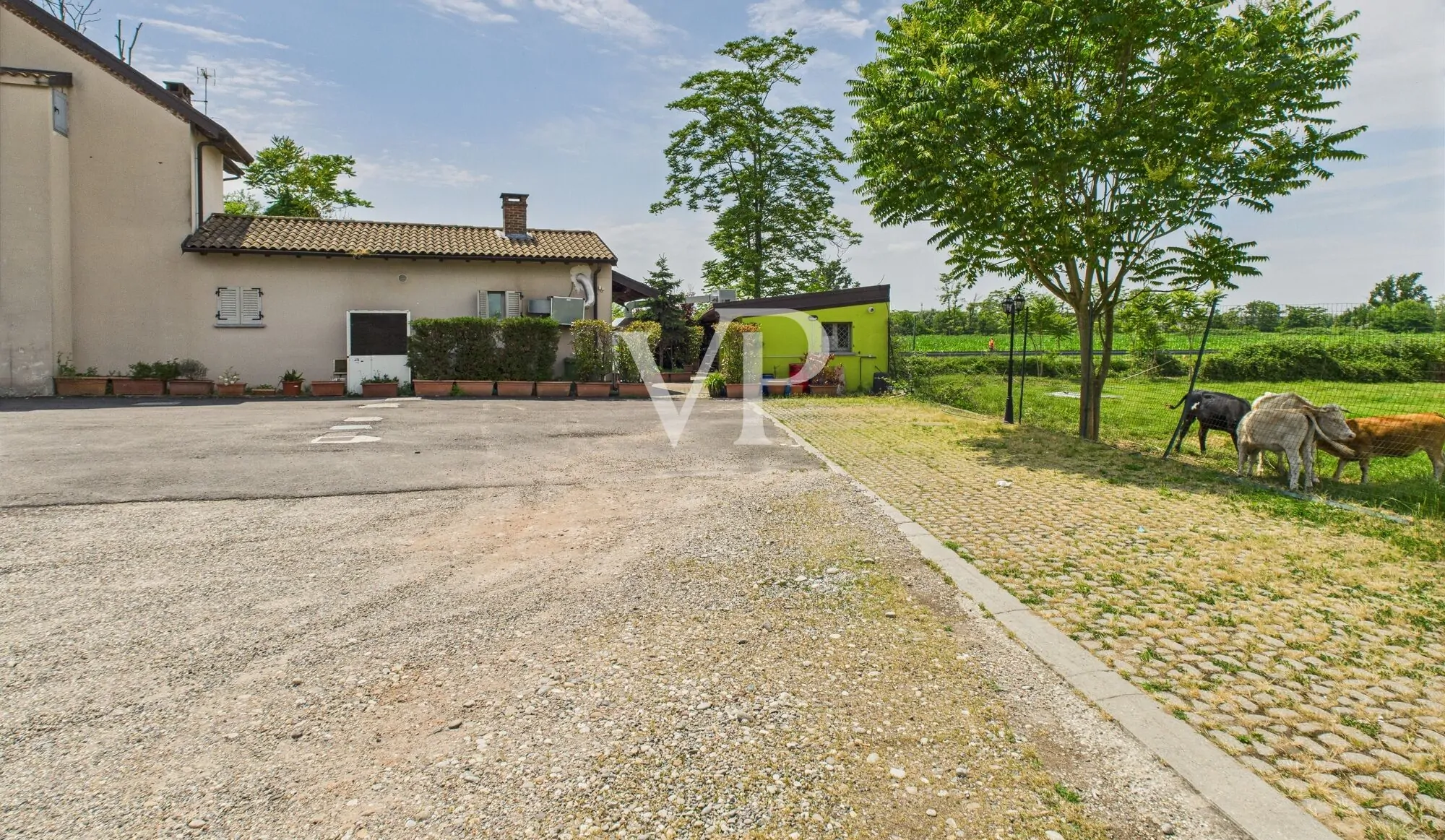 Commercial premises on two levels with garden and parking space