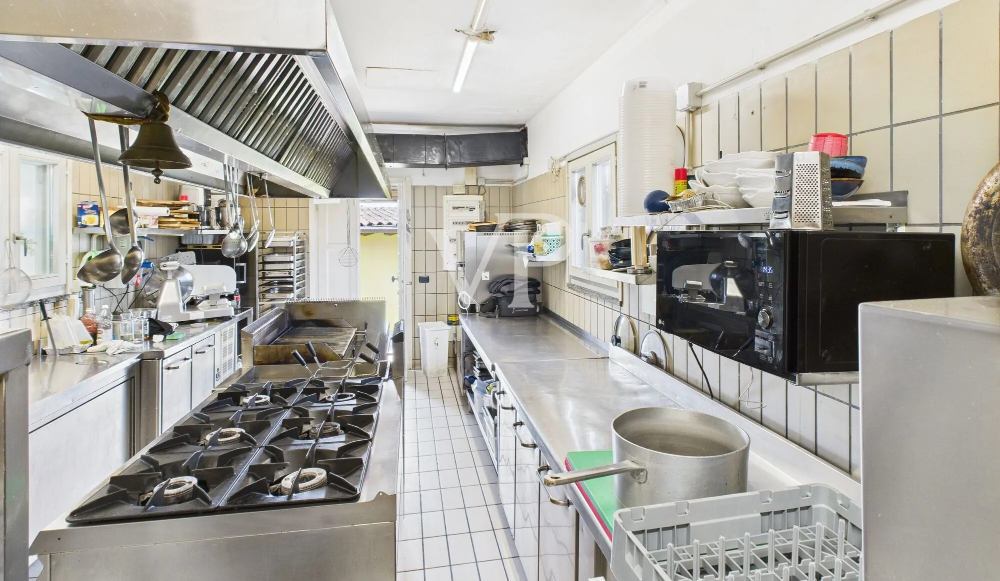 Commercial premises on two levels with garden and parking space