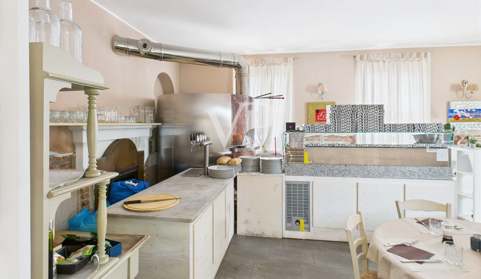 Commercial premises on two levels with garden and parking space