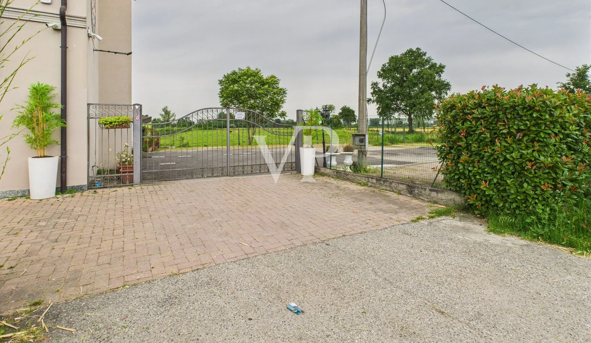 Geschäftsräume auf zwei Ebenen mit Garten und Parkplatz