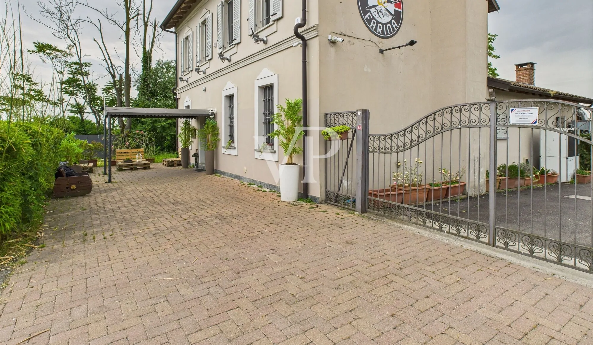 Geschäftsräume auf zwei Ebenen mit Garten und Parkplatz