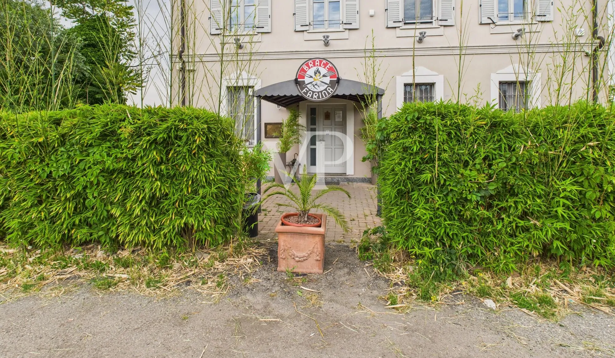 Geschäftsräume auf zwei Ebenen mit Garten und Parkplatz