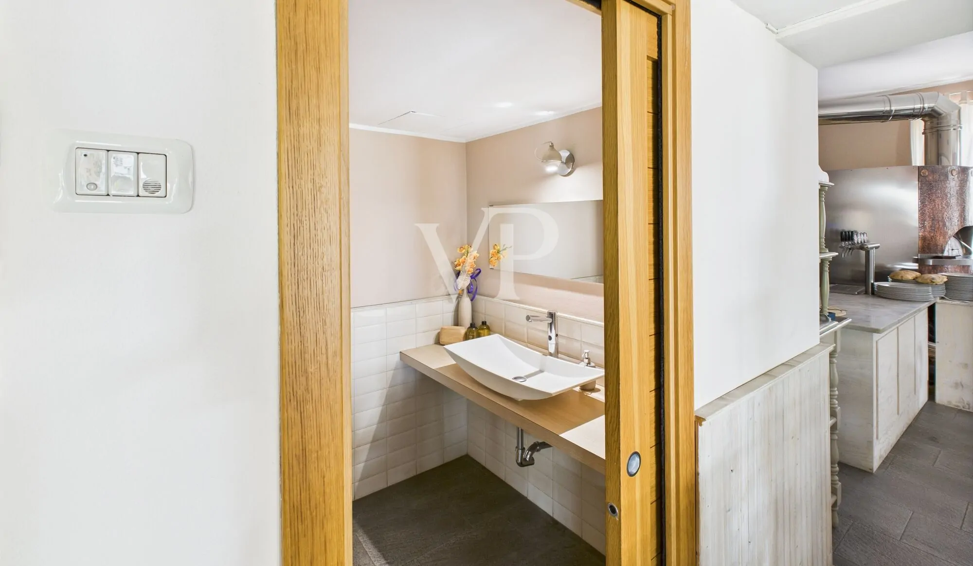 Geschäftsräume auf zwei Ebenen mit Garten und Parkplatz