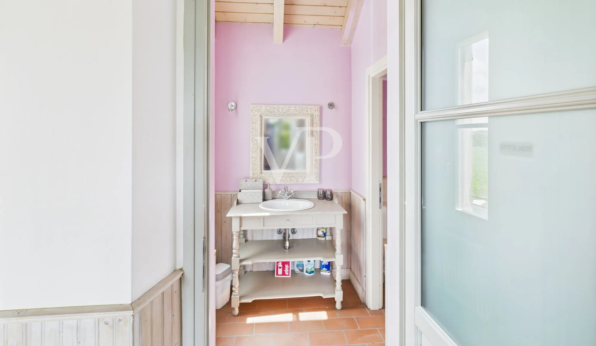 Geschäftsräume auf zwei Ebenen mit Garten und Parkplatz