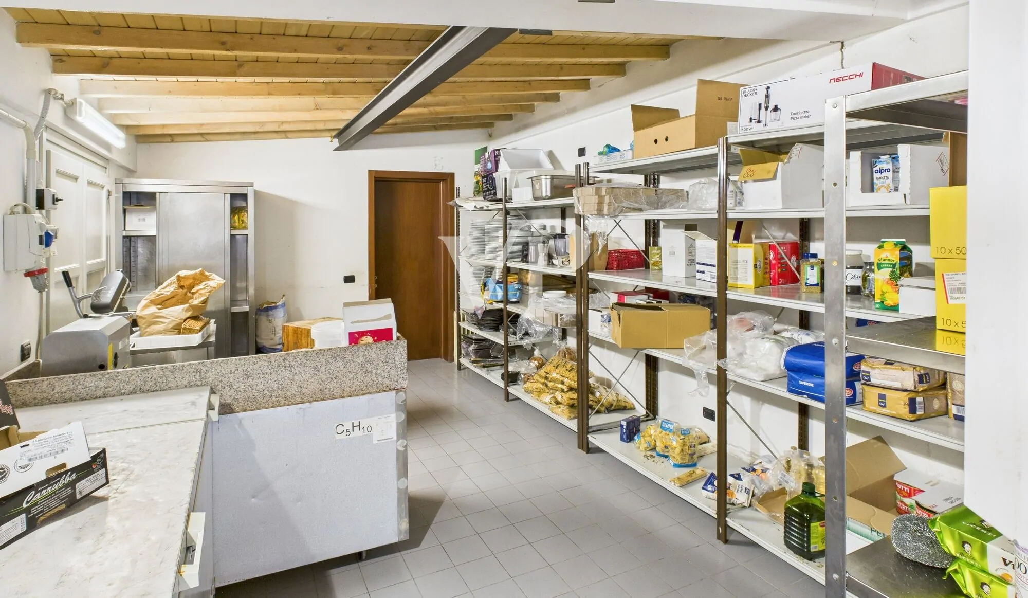 Geschäftsräume auf zwei Ebenen mit Garten und Parkplatz