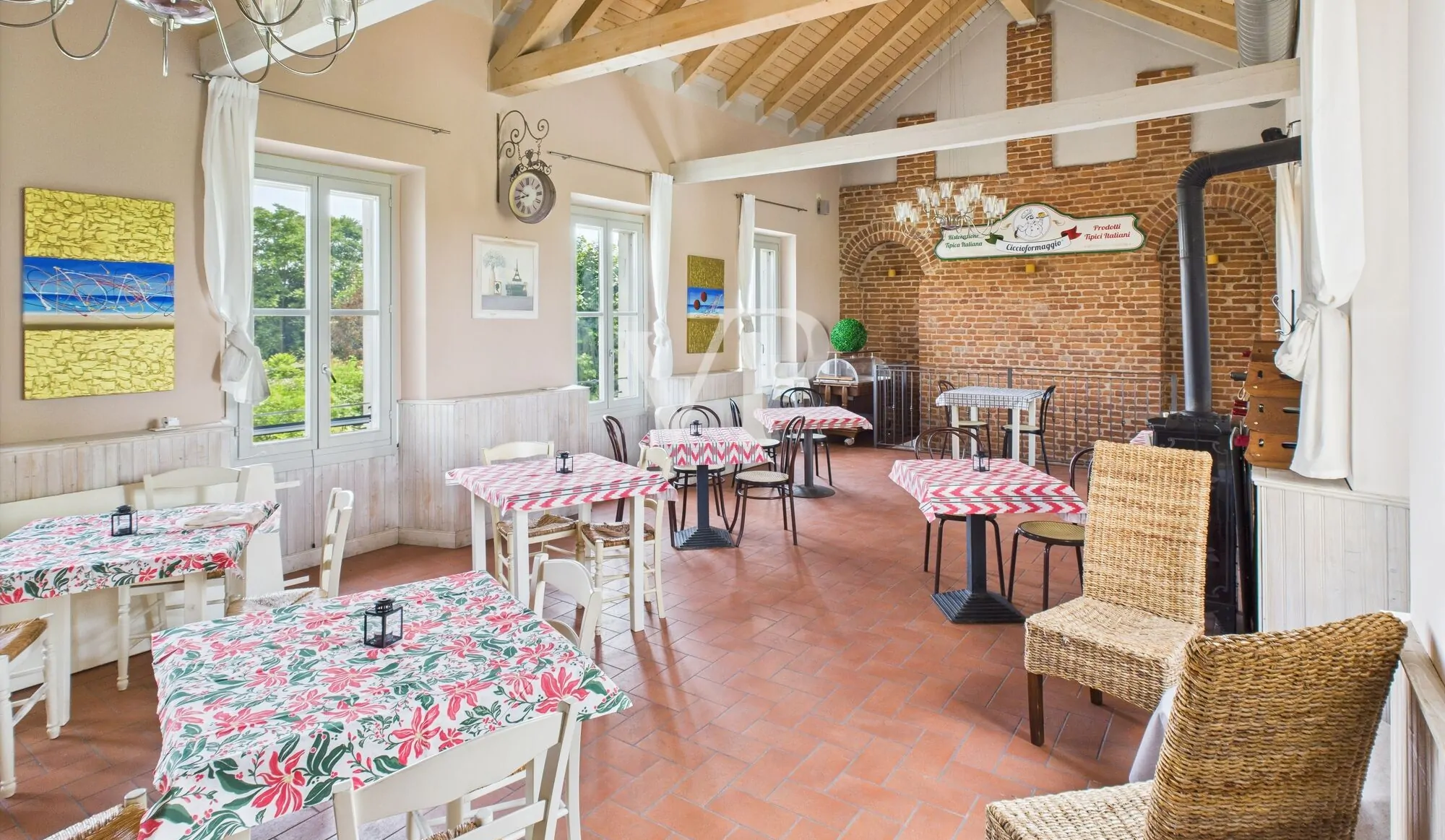 Geschäftsräume auf zwei Ebenen mit Garten und Parkplatz